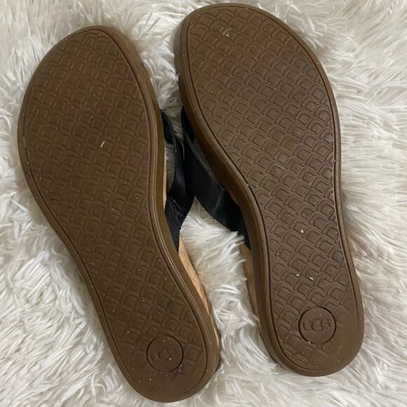 UGG • Black Sela Leather Flip Flops Sandal - Picture 7 of 8